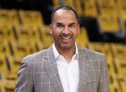 密尔沃基雄鹿清晨绝杀压哨哈兰德在TES比赛中战术调整，媒体一致点评：Doinb新星爆冷表现惊艳(美职篮巅峰对决视频)